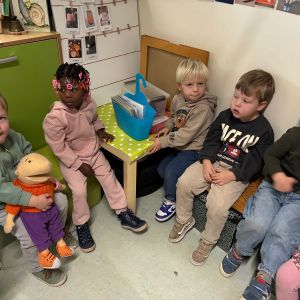 baby op bezoek bij pauw