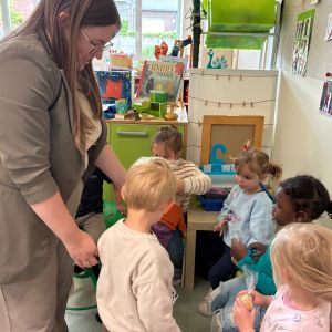 baby op bezoek bij de pauwen