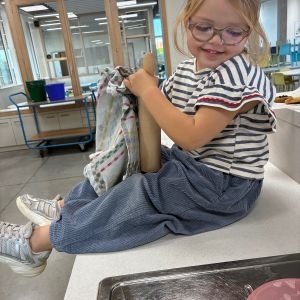 Koekjes bakken in de opvang 